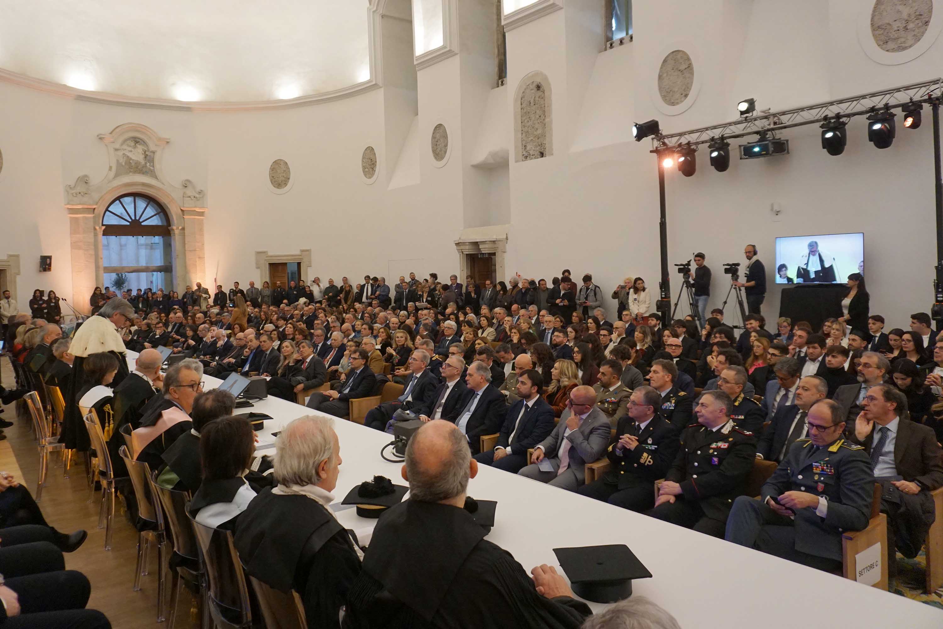 Un momento del discorso del rettore Enrico Foti